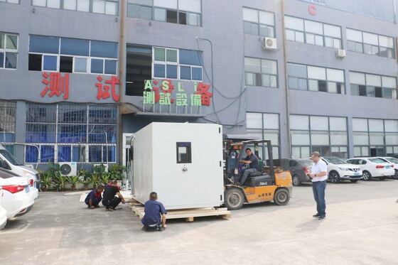 Chambre d'essai climatique à l'intérieur. Grande chambre à température et humidité pour la simulation environnementale.