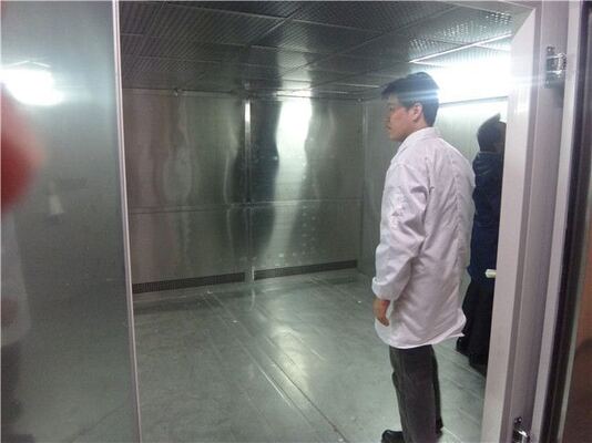 Chambre d'essai climatique à l'intérieur. Grande chambre à température et humidité pour la simulation environnementale.