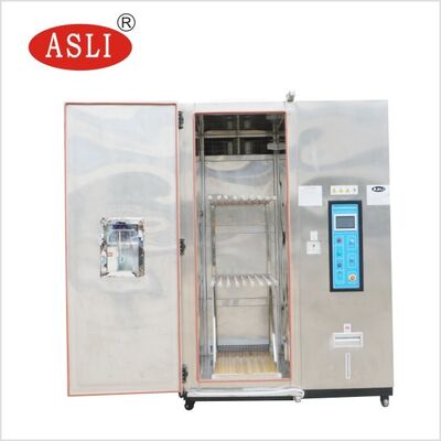 Chambre d'essai climatique à l'intérieur. Grande chambre à température et humidité pour la simulation environnementale.