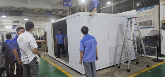 Chambre climatique à panneaux, porte à porte, salle d'essai de température et d'humidité.