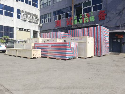 Chambre climatique à panneaux, porte à porte, salle d'essai de température et d'humidité.